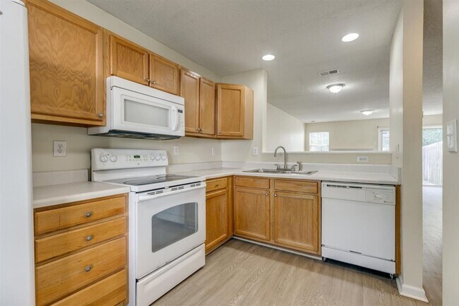 Building Photo - Pristine, move in ready 2 story Townhome l...
