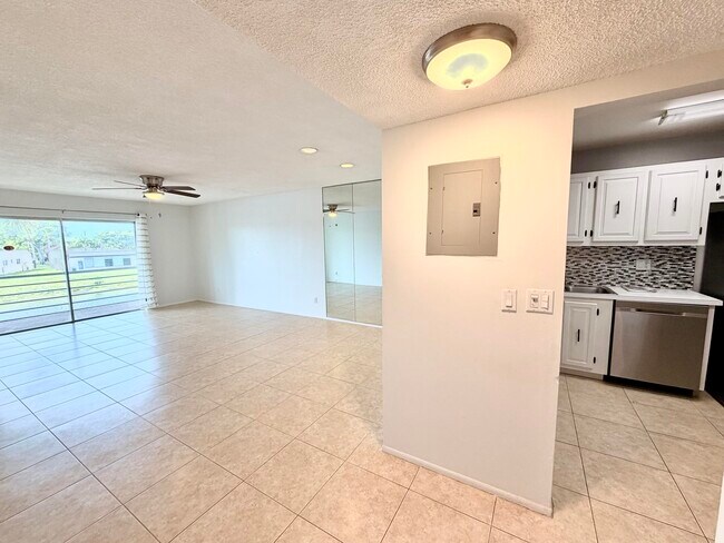 Foto del edificio - 120 Lake Evelyn Dr