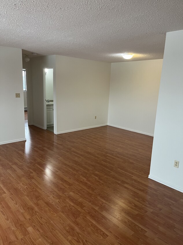 Primary Photo - 2 bedroom + Den - Utilities Included -152 ...