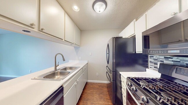 Building Photo - 6752 Lagrange Dr