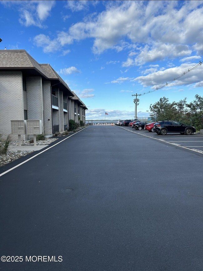 Building Photo - 330 Shore Dr