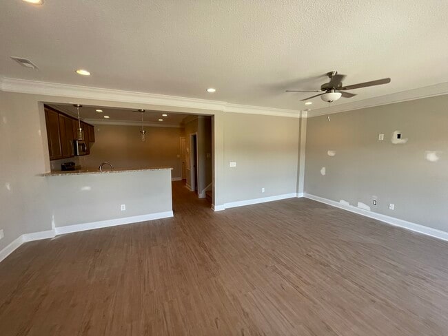 Building Photo - 328 Broadberry Ave