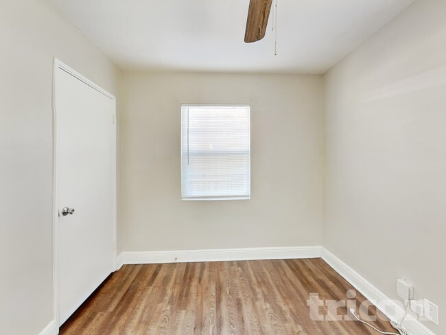 Building Photo - 3909 W Wallace Ave