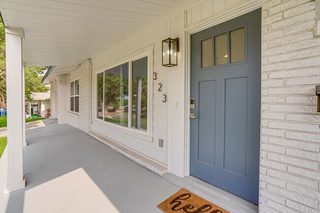 Building Photo - REMODELED 3-BEDROOM HOME IN RIDGEVIEW