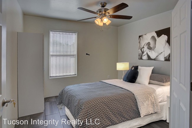 Building Photo - 8 br, 6 bath Room For Rent - 808 E 6th Street