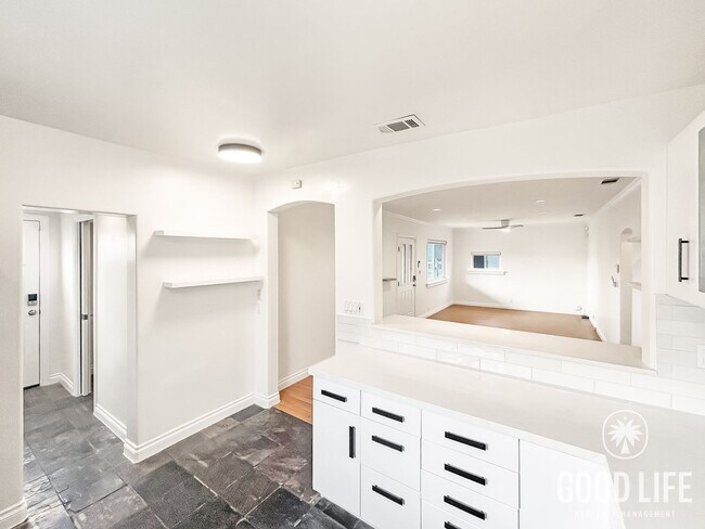 Foto del edificio - Beautiful 2BD/2BA W/ Detached Garage and A/C in Talmadge!