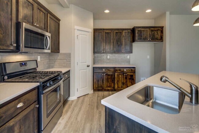 Building Photo - Spacious Home in Fieldstone Crossing, with...