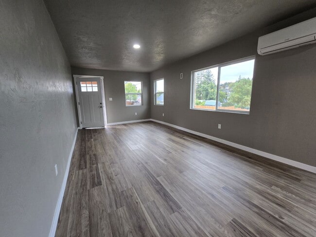 Building Photo - 1641 SE Marsters Ave
