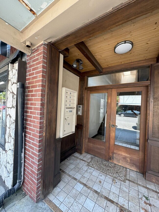 Building Photo - R282A