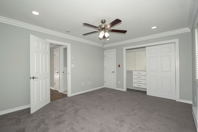 Building Photo - Fairfield Knolls at West Babylon