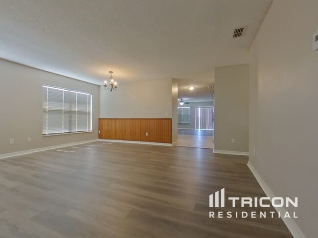 Building Photo - 2046 Knollcrest Dr