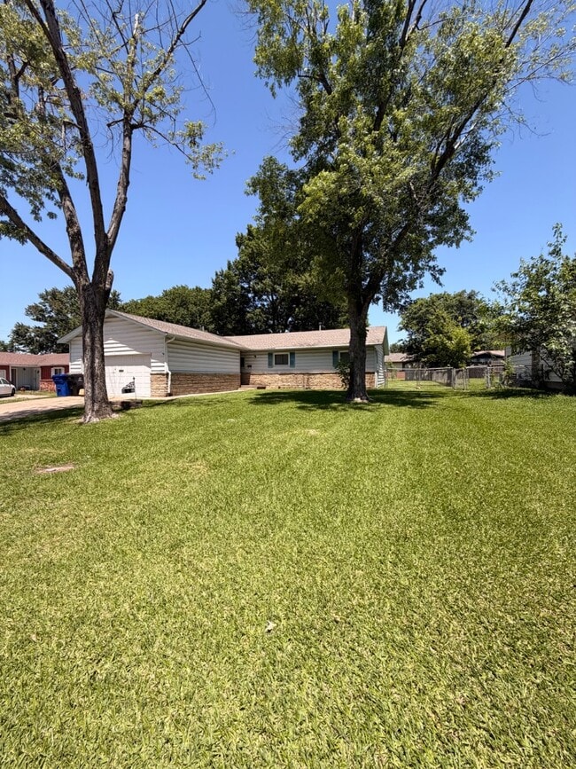 Building Photo - 516 W Toledo Pl