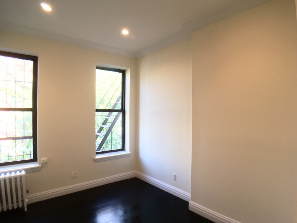 Foto principal - 545 E 12th St