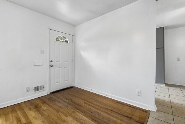 Building Photo - Charming 3-Bedroom with 2 Baths and Extra Room in Basement!