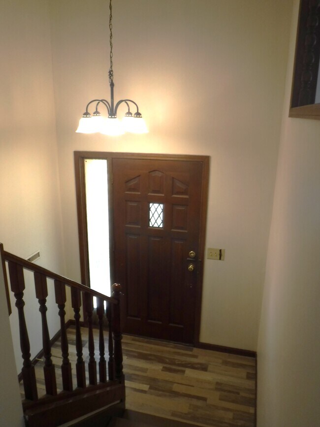 Building Photo - 4925 Mockingbird Ln