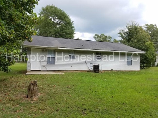 Building Photo - Clean Home Convenient to Interstate