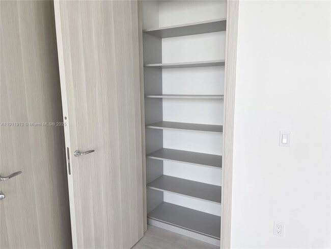 Building Photo - 1000 Brickell Plaza