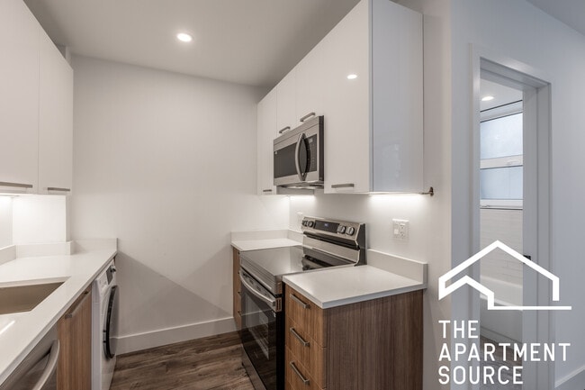 Building Photo - 941 W Carmen Ave