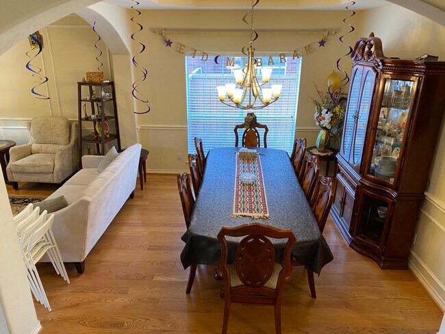 Foto del edificio - Room in House on Levant Ln