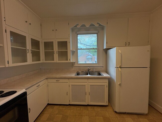 Foto del edificio - Spacious 2-3 bedroom house! Located on sid...