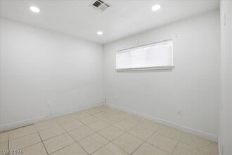 Building Photo - 4013 Esmeralda Ave