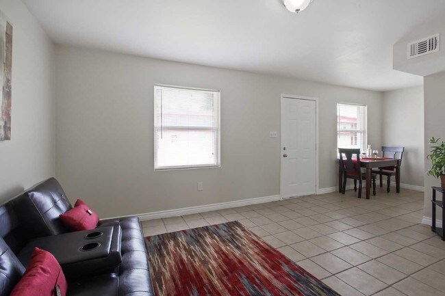 Building Photo - 3200 Garden Oaks Dr