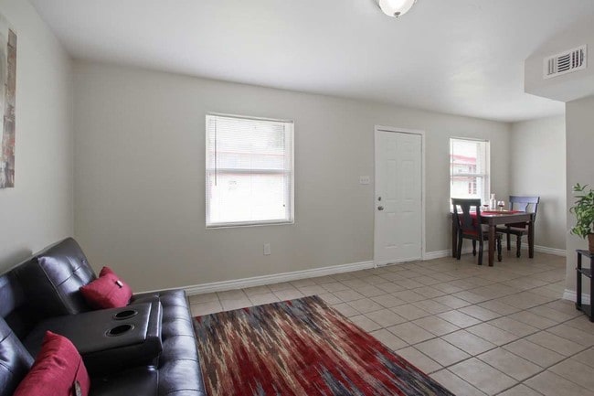 Building Photo - 3200 Garden Oaks Dr