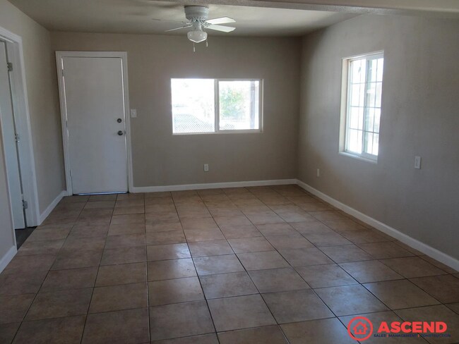 Foto del edificio - Cozy 1BR/1BA in Bakersfield – 624 Sq Ft, Washer/Dryer Hookups, Small Pets Welcome!