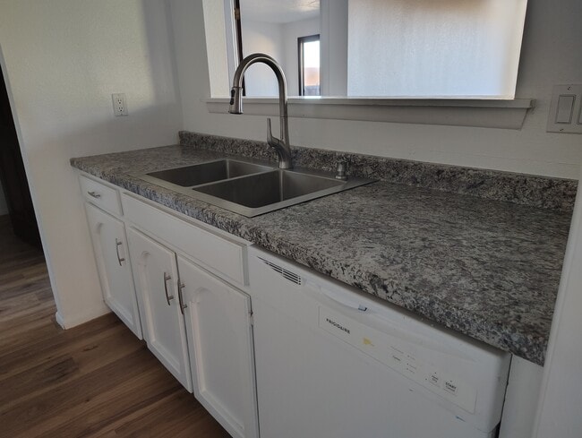 Dishwasher/kitchen sink - 2933 Plaza Azul