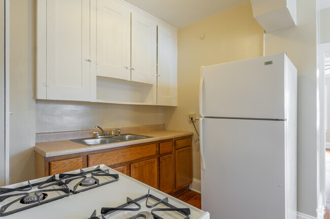 1BD 1BA 700 sq. ft. - 1376-1380 West Apartments