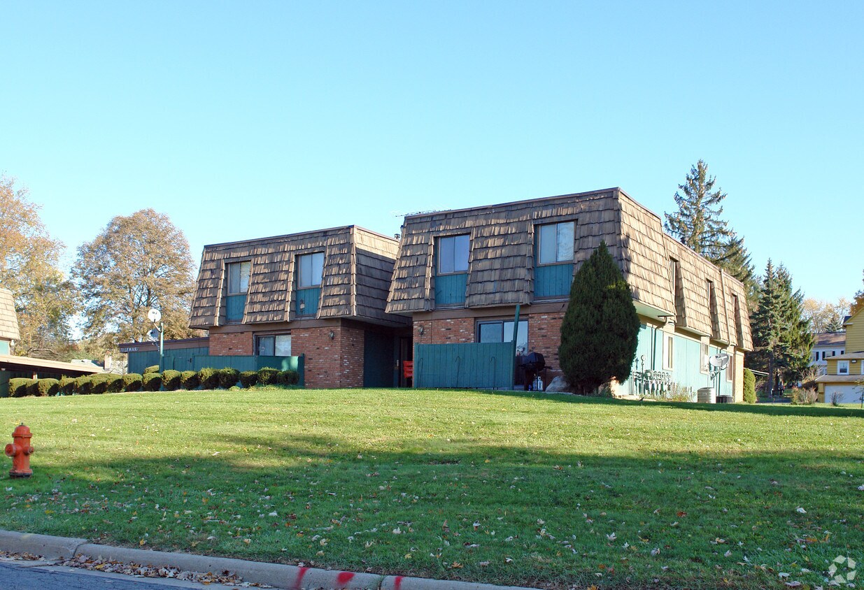 Building Photo - 70 Lemans Dr