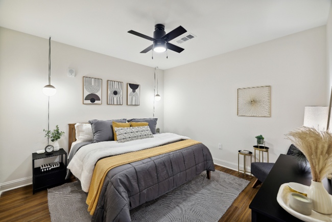 Los Landers: Dormitorio de concepto abierto con moderno ventilador de techo - Metronome Mid City