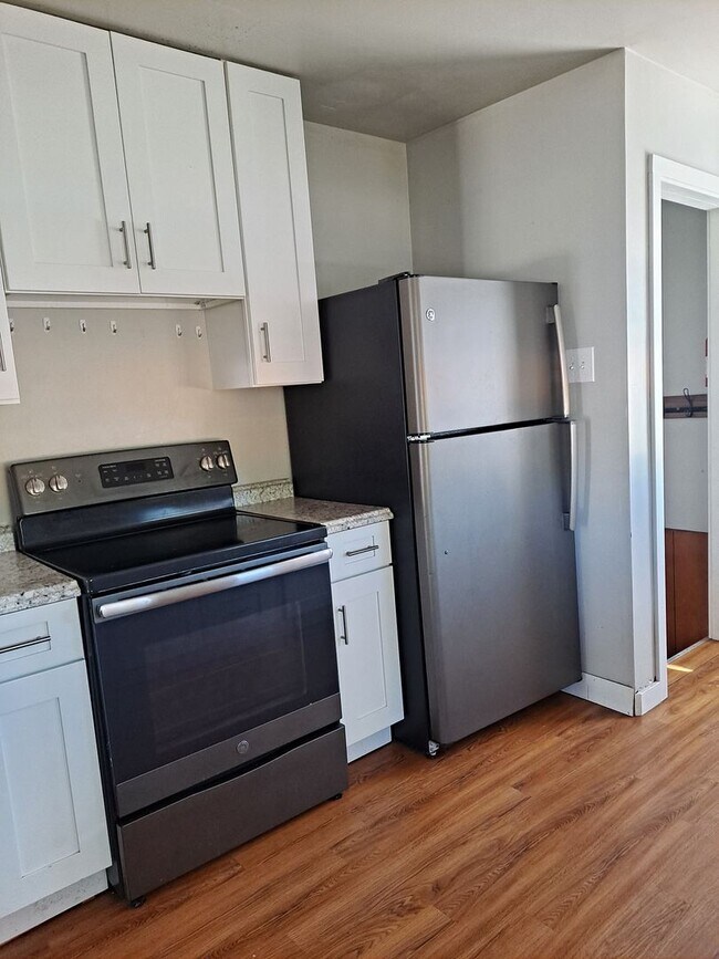 Building Photo - ALL PROSPECTIVE TENANTS MUST SUBMIT A $58 ...