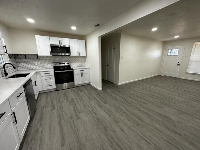 Foto del edificio - 13776 Pyramid Dr