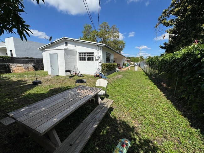 Foto del edificio - 1226 NE 112th St