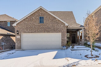 Building Photo - 801 Leavenworth Dr