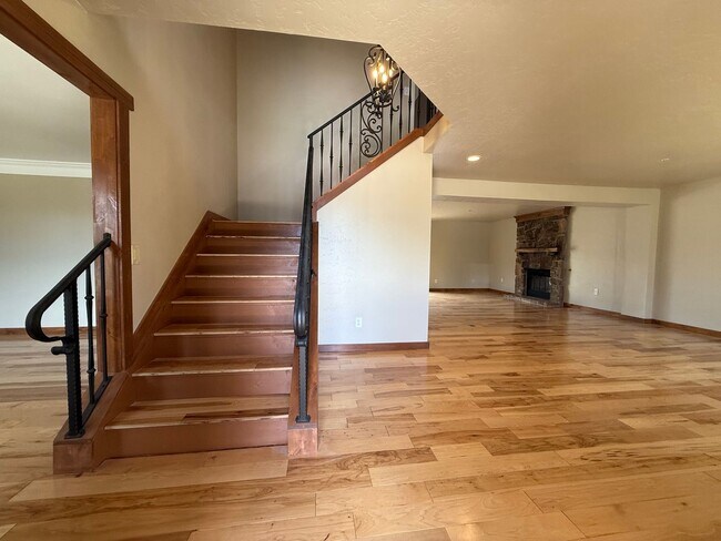 Foto del edificio - 5BD/4BA/3 car garage w Flat Yard Cheyenne ...
