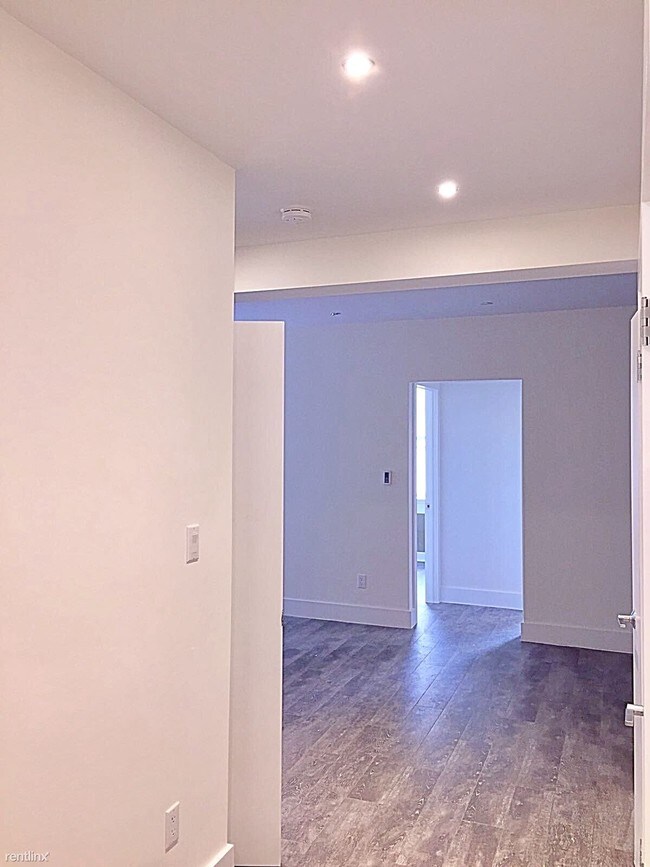 Building Photo - 605 E New York Ave