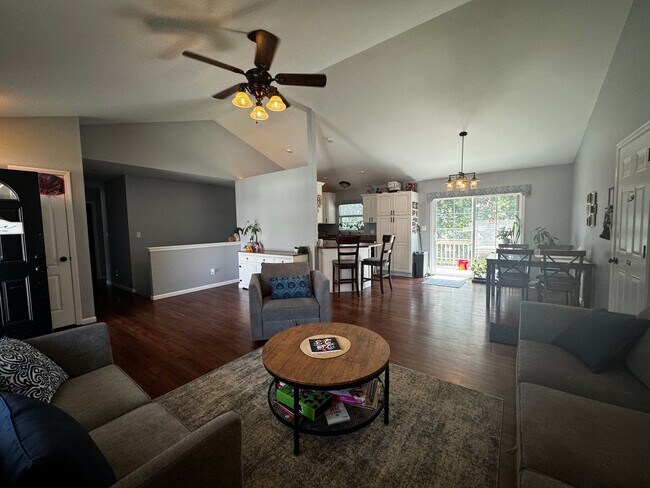 Building Photo - Charming 3-Bedroom, 3-Bathroom Home with V...