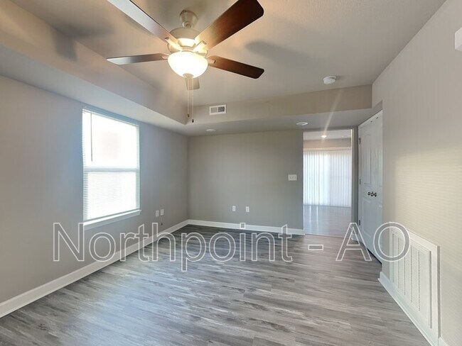 Building Photo - 221 SW Sunflower St