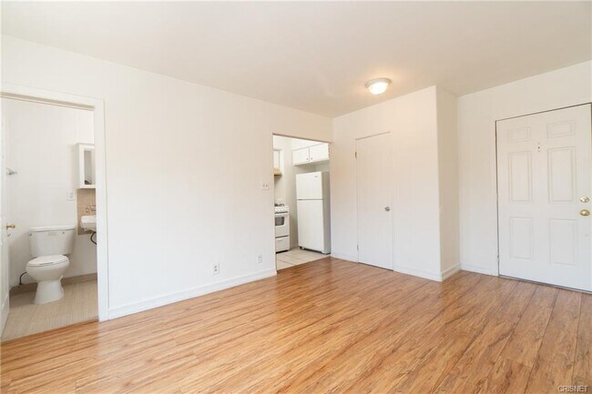 Building Photo - 4907 Beverly Blvd
