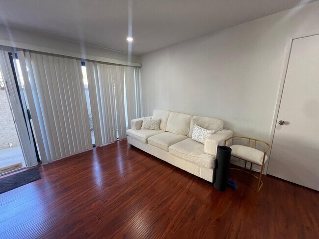 Foto del edificio - 25031 Peachland Ave