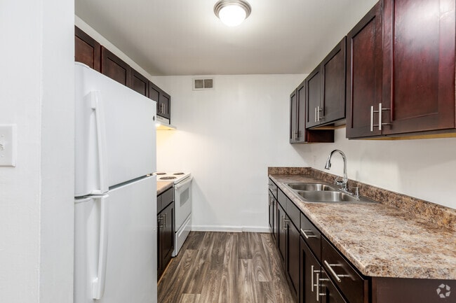 2BR, 1BA - 825SF - Kitchen - Colonial Point Apartments