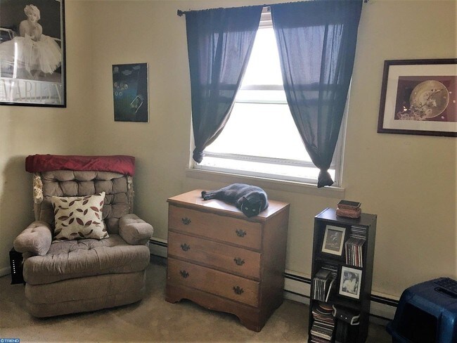 Interior Photo - 424 Lincoln Ave