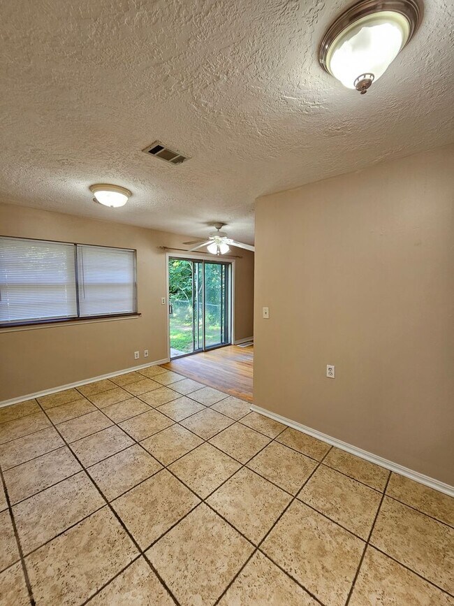 Building Photo - (3) Bed/(1.5) Bath in Core Norman Avail No...