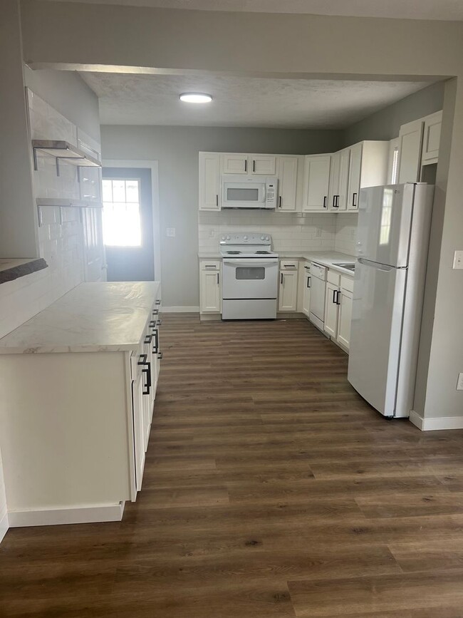 Building Photo - 3 Bedroom Home