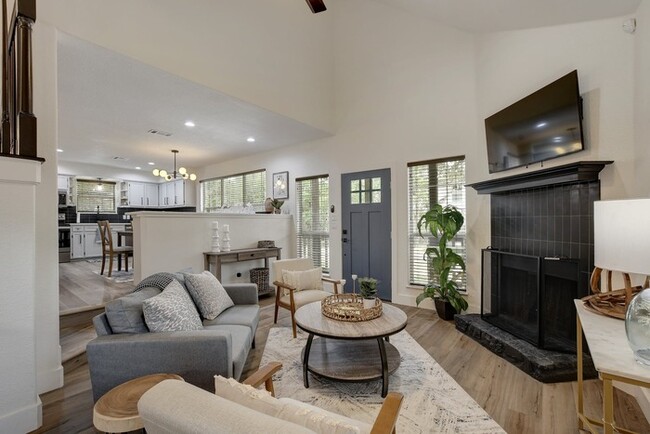 Building Photo - Fully Furnished 3 Bed/3Bath Rental