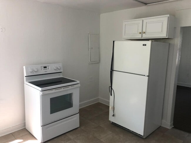 Building Photo - 10 Circle Dr