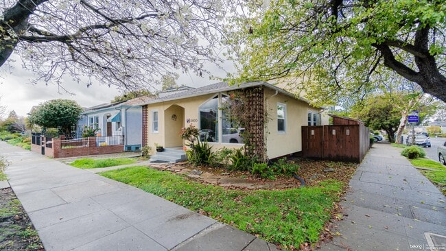 Building Photo - 2400 Bonar St