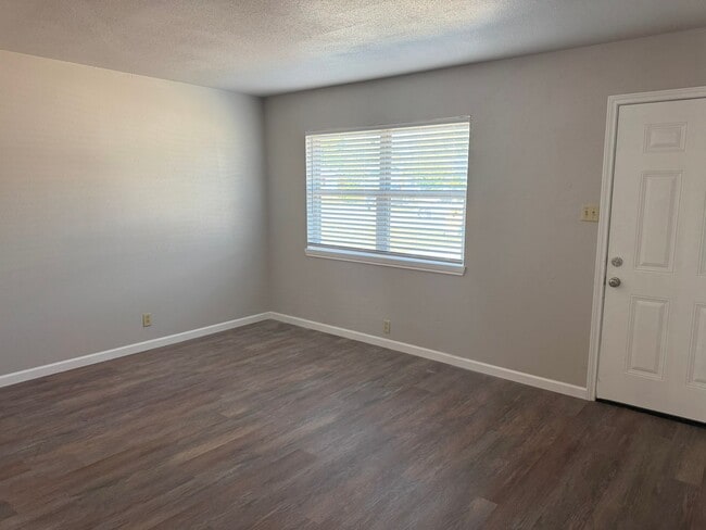 Building Photo - 226 Park Ln